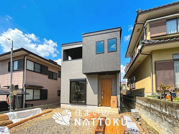 【現地写真(外観)】雨で汚れを落とし、耐久性・耐候性に優れた外壁を使用しています。