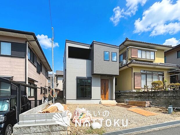 【現地写真(前道含む外観)】軽くて火災に強い屋根材を採用し、地震時の建物への負担や揺れを軽減しています。