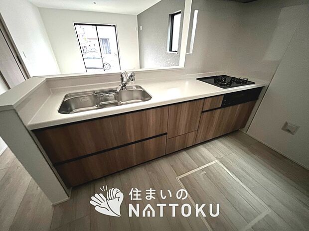 【現地写真(キッチン)】収納たっぷりのシステムキッチン、浄水器付水栓を標準装備しています。