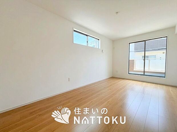 【現地写真(洋室)】木目の美しさを際立たせるシンプルデザインの建具を使用しています。