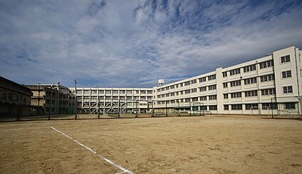 羽曳野市立高鷲中学校 560ｍ(徒歩7分)