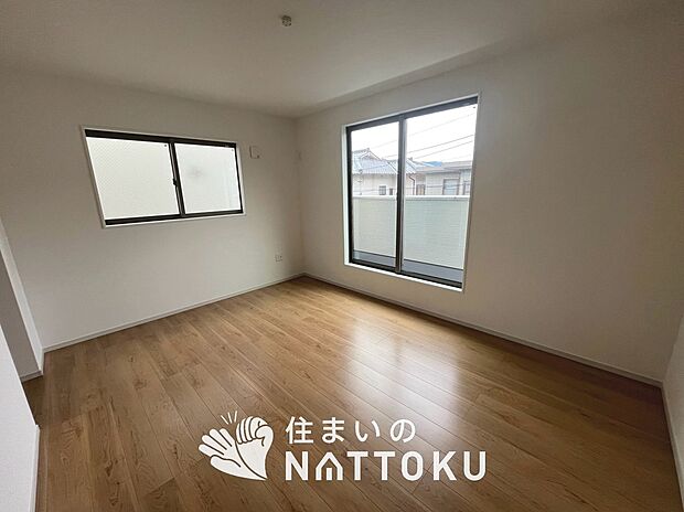 【現地写真(寝室)】木目の美しさを際立たせるシンプルデザインの建具を使用しています。