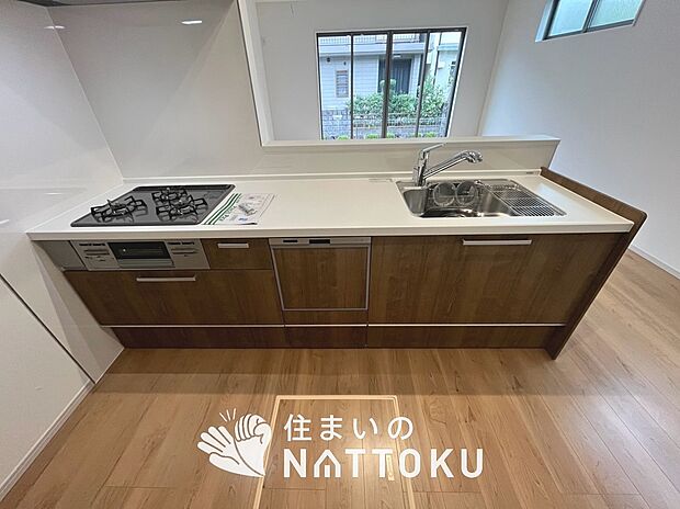 【現地写真(キッチン)】収納たっぷりのシステムキッチン、浄水器付水栓を標準装備しています。