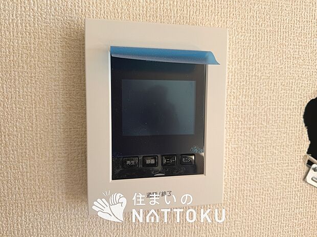 【TVモニター付インターホン】録画機能付きで、自動録画のほか、手動録画もできます。
受話、呼出音量の調整、明るさ調整が可能です。また、来訪者をズーム機能でズームアップして確認できます。
