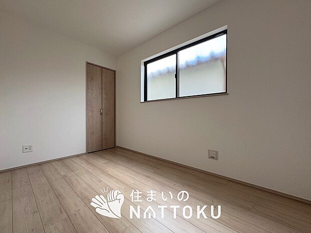【現地写真(洋室)】木目の美しさを際立たせるシンプルデザインの建具を使用しています。
