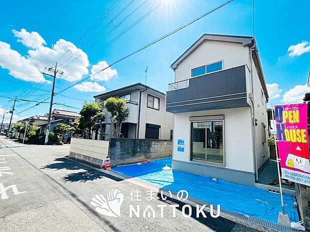 【現地写真(前道含む外観)】健康被害に配慮したもっとも安全性の高い建材を採用し、シックハウス対策をしております。