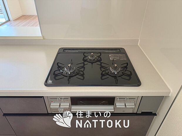 【ビルトインコンロ】フラットな構造で清掃性が高く、過熱防止センサー付３口タイプで日頃の家事も快適です。