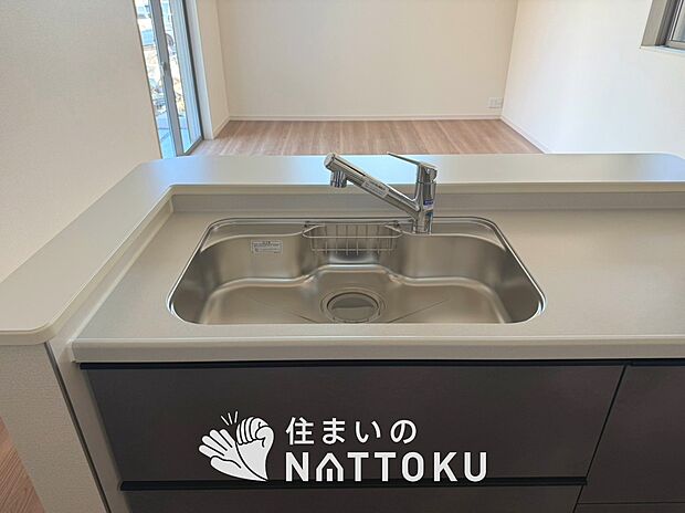 【浄水器内臓型ハンドシャワー付シンク】傷や汚れが付きにくい静音仕様の全面エンボス加工シンク。
また、蛇口の先端に浄水器を内蔵。浄水シャワーが使える毎分4リットルのたっぷり浄水。
