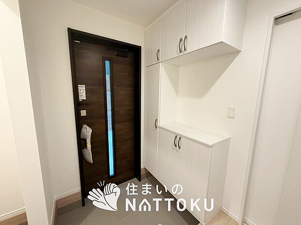 【現地写真(玄関)】玄関には、大型のシューズ収納を設置しています。