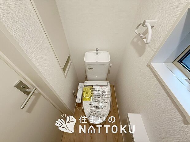 【トイレ】汚れてもサッとひと拭きでお手入れ簡単、エコ仕様の温水洗浄便座付きのトイレです。
バリアフリーにも配慮しています。