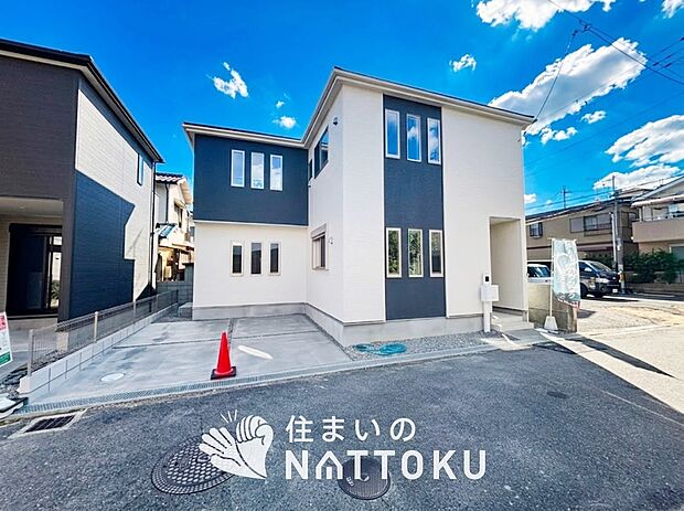 【現地写真(外観)【1号地】】軽くて火災に強い屋根材を採用し、地震時の建物への負担や揺れを軽減しています。