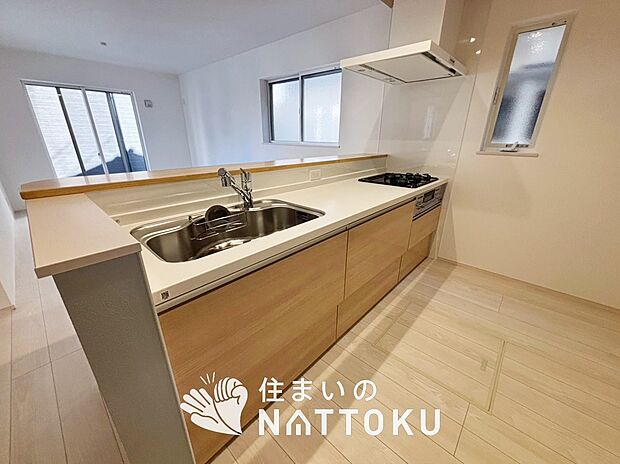 【現地写真(キッチン)】収納たっぷりのシステムキッチン、浄水器付水栓を標準装備しています。