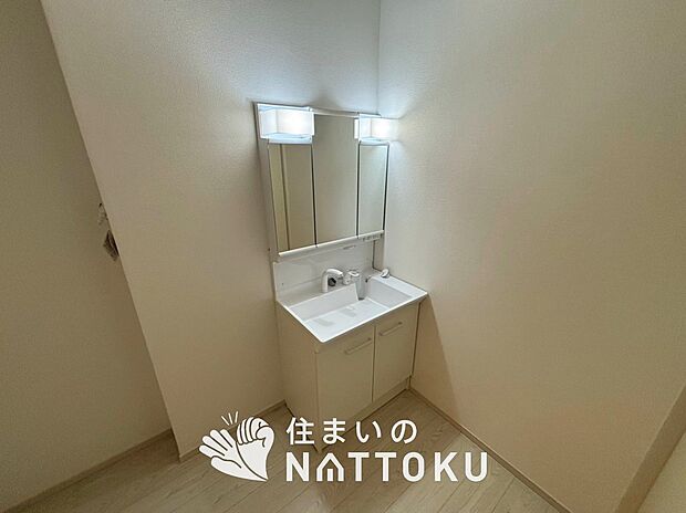 【洗面台・洗面所】鏡の両サイドは、必要なものを取出しやすく、大きな鏡面で朝の準備も快適。
使いやすいリフトアップ機能付きのシングルレバーシャワー水栓付です。
