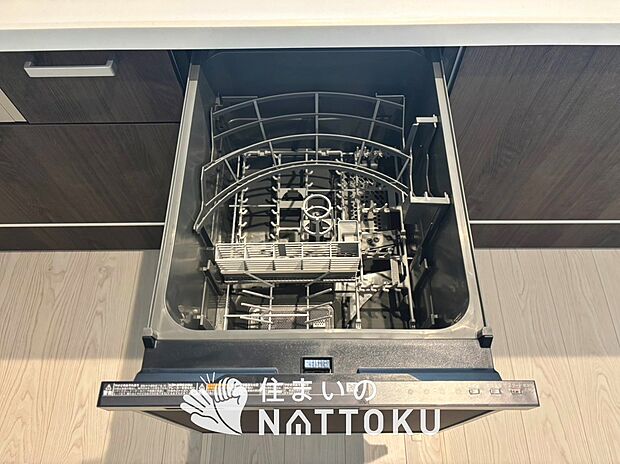 【食器洗い乾燥機】食後の時間にゆとりを与えてくれる食器洗い乾燥機。
操作ボタンも上面にあるので、腰をかがめずに操作ができラクラクです。
