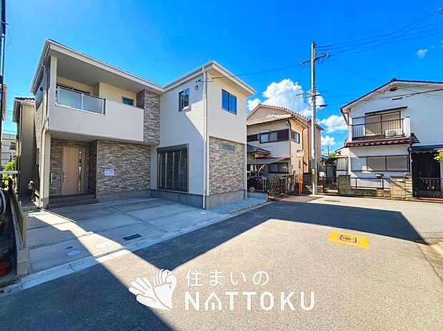 【現地写真（前道含む外観）】断熱性、気密性を高める工夫で一年中ずっと心地よく暮らせる、高気密・高断熱です。