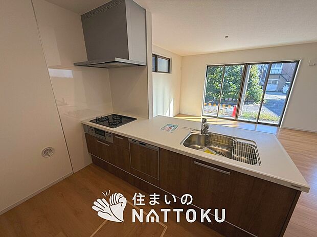 【現地写真（キッチン）】収納たっぷりのシステムキッチン、浄水器付水栓を標準装備しています。