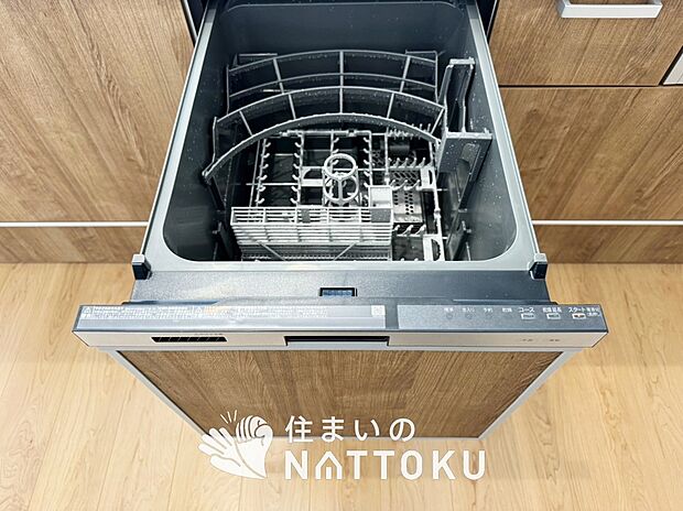 【食器洗い乾燥機】食後の時間にゆとりを与えてくれる食器洗い乾燥機。
操作ボタンも上面にあるので、腰をかがめずに操作ができラクラクです。