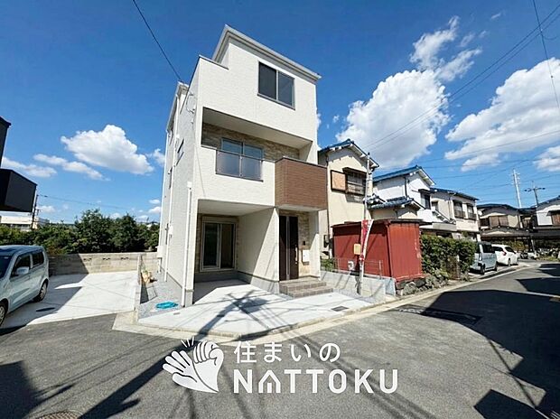 【現地写真(前道含む外観)】お引渡し後も無償の定期点検を行っており、暮らしの安心をお届けしています。
