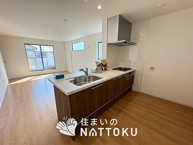 【現地写真(キッチン)】収納たっぷりのシステムキッチン、浄水器付水栓を標準装備しています。