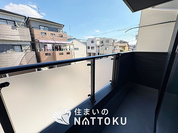 【バルコニー】奥行きが広く、洗濯物をゆったりと干せる十分な広さで、家族の洗濯も捗ります。