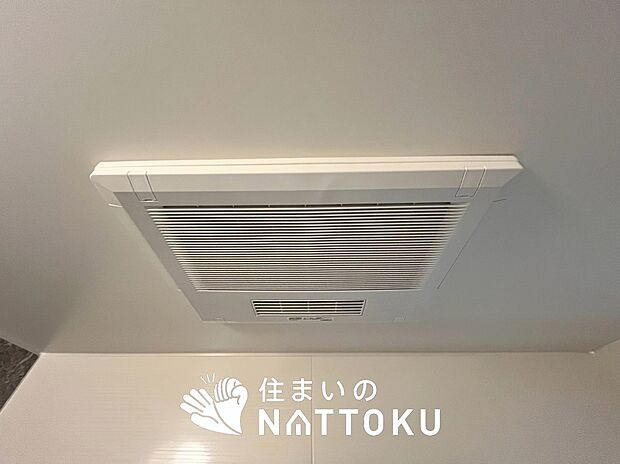 【浴室暖房換気乾燥機】寒い冬場はあたたかく、暑い夏場は扇風機のような心地よさです。
雨の日は、浴室が衣類乾燥スペースになります。