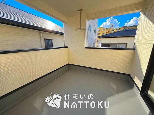【バルコニー】奥行きが広く、洗濯物をゆったりと干せる十分な広さで、家族の洗濯も捗ります。