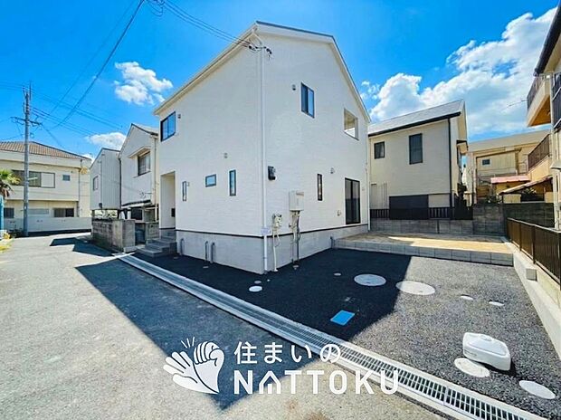 【現地写真（前道含む外観）】軽くて火災に強い屋根材を採用し、地震時の建物への負担や揺れを軽減しています。