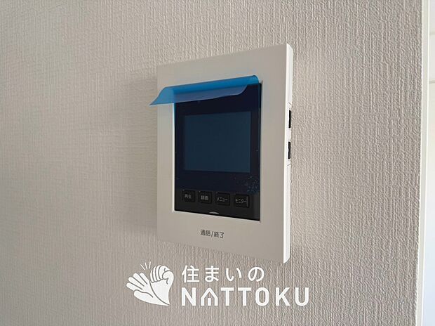 【TVモニター付インターホン】手放し通話ができ、送話表示灯で送話・受話状態が確認できます。
映像と音声で玄関先の様子をチェックできるモニター機能や、夜間の訪問者の顔も確認できるLEDライトを装備しています。
