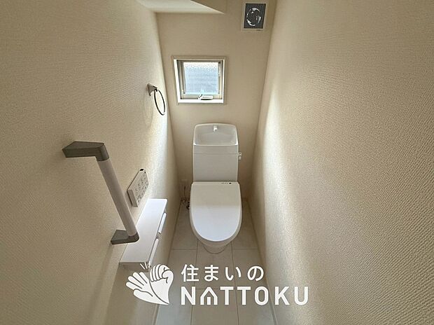 【トイレ】汚れてもサッとひと拭きでお手入れ簡単、エコ仕様の温水洗浄便座付きのトイレです。
バリアフリーにも配慮しています。