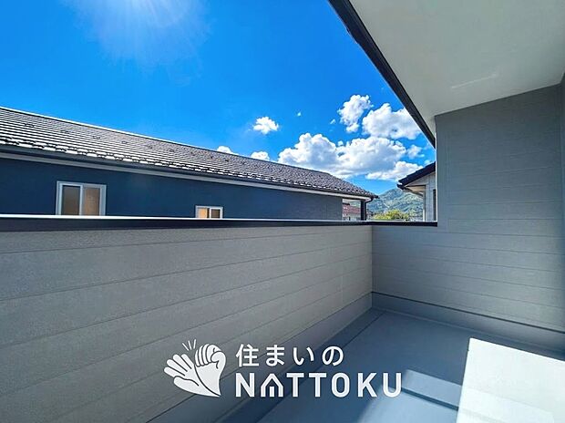 【バルコニー】奥行きが広く、洗濯物をゆったりと干せる十分な広さで、家族の洗濯も捗ります。