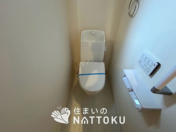 【トイレ】汚れてもサッとひと拭きでお手入れ簡単、エコ仕様の温水洗浄便座付きのトイレです。
バリアフリーにも配慮しています。
