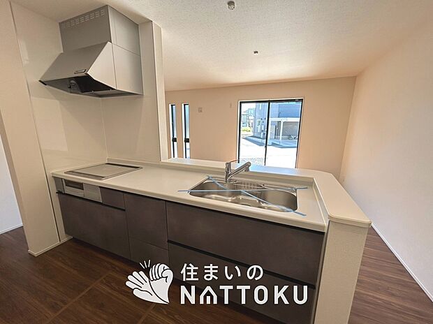 【現地写真(キッチン)】収納たっぷりのシステムキッチン、浄水器付水栓を標準装備しています。