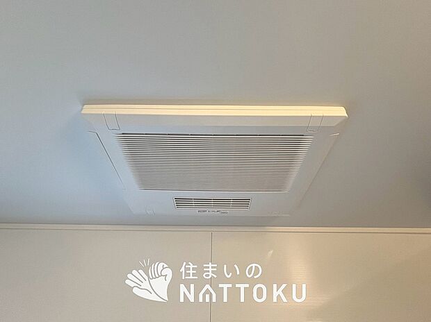 【電気式浴室暖房換気乾燥機】寒い冬場はあたたかく、暑い夏場は扇風機のような心地よさです。
雨の日は、浴室が衣類乾燥スペースになります。