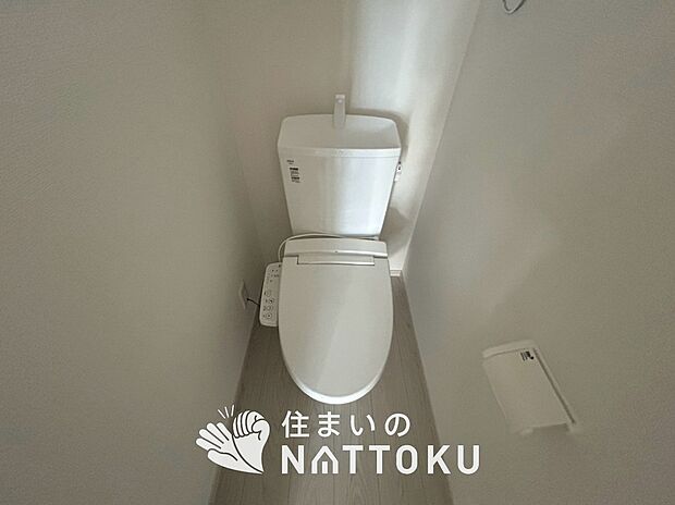 【トイレ】汚れてもサッとひと拭きでお手入れ簡単、エコ仕様の温水洗浄便座付きのトイレです。
バリアフリーにも配慮しています。