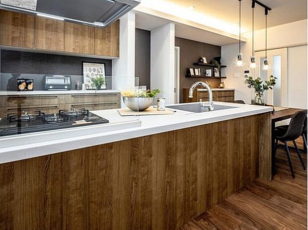 【モデルハウス1号棟　キッチン】
無駄のないデザインと調理スペースが広く、使い勝手の良さが魅力な「フラットキッチン」を採用しました。