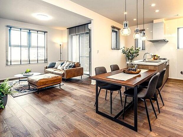 【モデルハウス1号棟　LDK】
当分譲住宅は全邸天井高2.6mの「ハイスタッド天井」を採用し、開放感を生み出す住まいになります。

※ハイスタッド天井は1階のみ（一部除く）