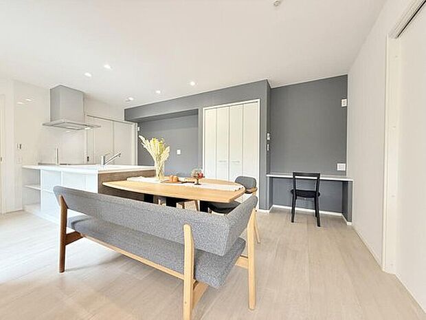 【平屋モデルハウス　ダイニング】
料理をしながらでも家族と会話が弾む、居心地の良いダイニングキッチン。
※画像は販売済みモデルハウスです