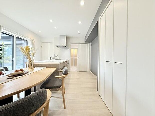 【平屋モデルハウス　キッチン】
キッチンと洗面室を直接行き来できる「家事ラク動線」を採用しました。
※画像は販売済みモデルハウスです