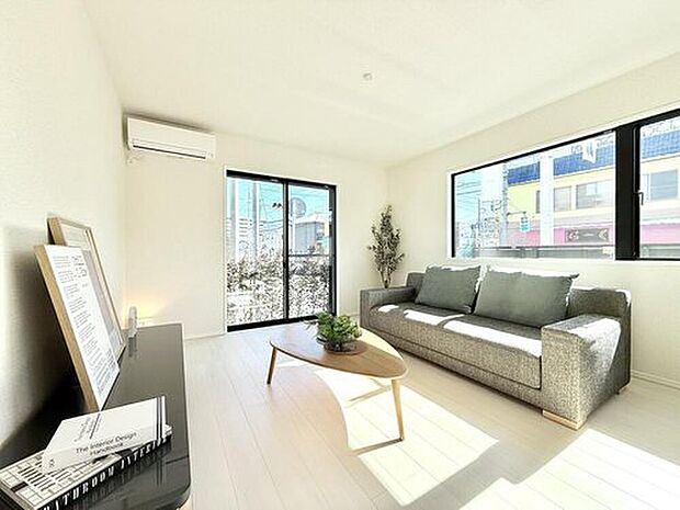 【現地モデルハウス　LDK】
LDK全体で一体感が生み出されており、どこに居ても家族を身近に感じられます。