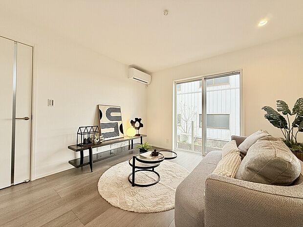 【モデルハウス　リビング】 
自然な採光がたくさん入るよう、窓など開口部をたくさん設けて、陽あたり良好な特性を活かしたプランが出来上がりました！ 
※2026年3月撮影