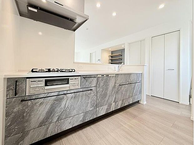 【11号棟　キッチン】
食器洗浄乾燥機を内蔵して、家事ラク設備を採用したシステムキッチンです。