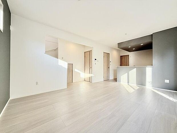 【33号棟　LDK】
天井高2.6mのハイスタッド天井を採用。南面サッシから陽が差し込む明るいリビングです。