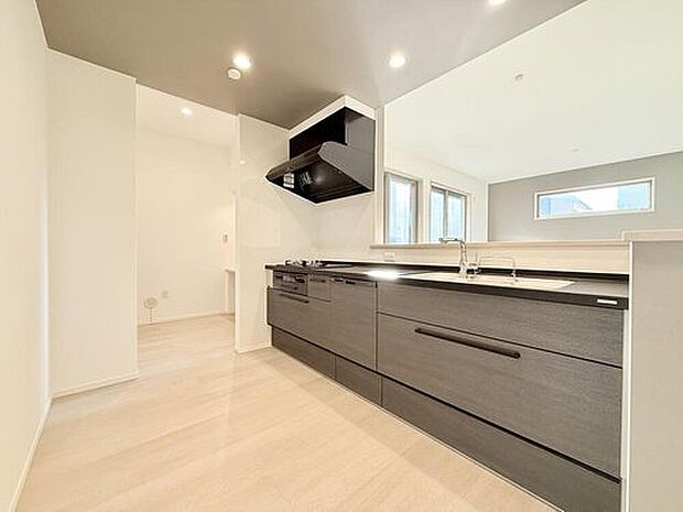 【33号棟　キッチン】
キッチンとパントリーがつながる家事ラク動線プラン。買い物後の収納や、日々の料理がスムーズになります。