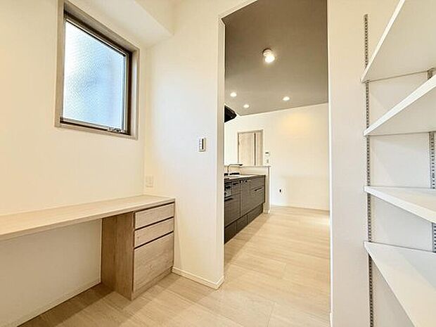 【33号棟 パントリー】
キッチンから直通の動線となりますので、調理器具や食材の収納に便利です。