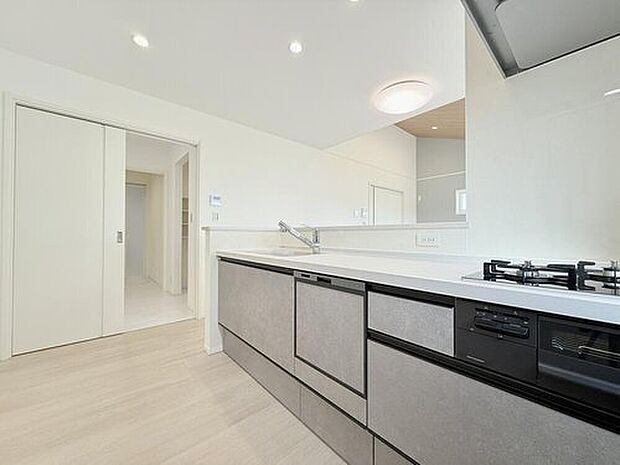 【モデルハウス3号棟　キッチン】
キッチンからサニタリールームまでスムーズに行き来できる家事ラク動線です。