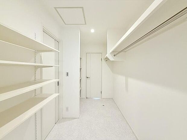 【モデルハウス3号棟　ウォークインクローゼット】
大型のウォークスルークローゼットは家族みんなで使用できる収納スペースです。