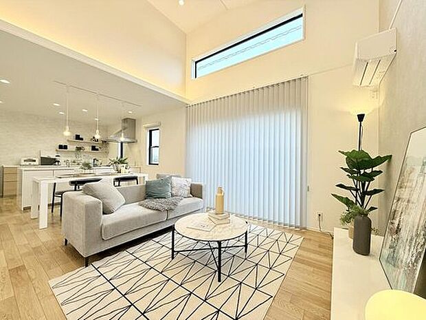 【当社施工モデルハウス　LDK】
LDK全体で一体感が生み出されており、どこに居ても家族を身近に感じられます。
※画像は当社施工例のため実際とは異なります