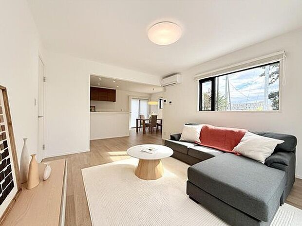 【【現地モデルハウス7号棟　LDK】】自然な採光がたくさん入るよう、窓など開口部をたくさん設けて、南向きの特性を活かしたプランが出来上がりました！
※2025年10月撮影