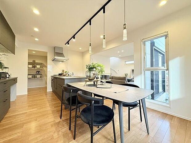 【【現地モデルハウス】】キッチンからパントリーや水まわりスペースへの動線がスムーズなプランです。
※2025年10月撮影