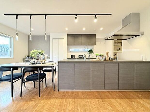 【【現地モデルハウス】】無駄のないデザインと調理スペースの広さが魅力なフラットキッチンです。
※2025年10月撮影